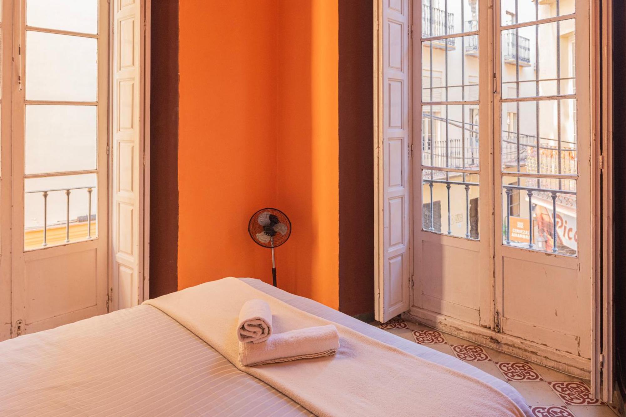 Private Rooms In Historic Building On The Square Málaga Exterior foto