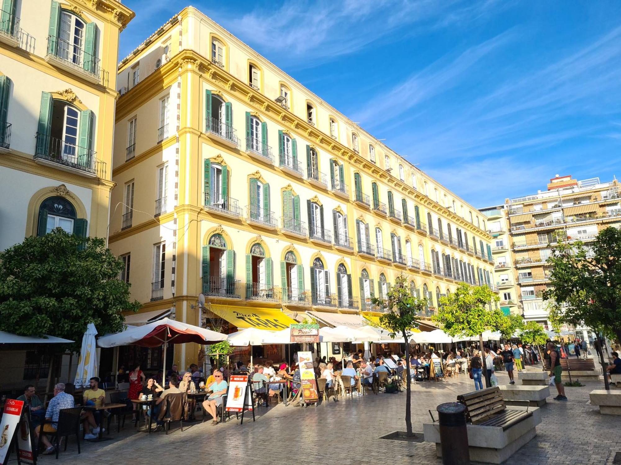 Private Rooms In Historic Building On The Square Málaga Exterior foto